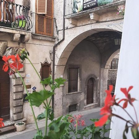 Alloggi Piazza Umberto Primo Pacentro Exteriör bild