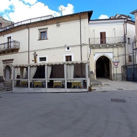 Alloggi Piazza Umberto Primo Pacentro Exteriör bild