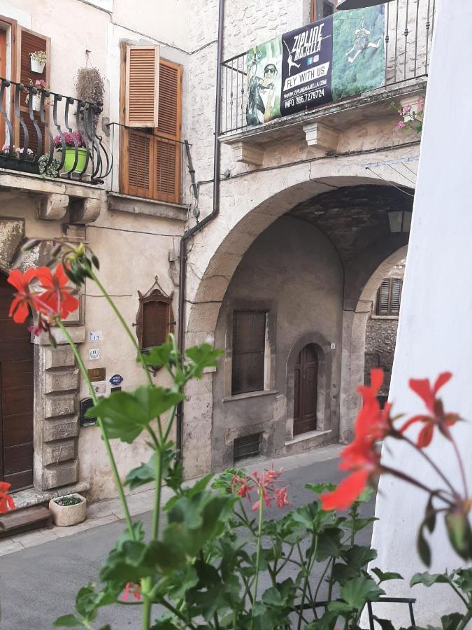 Alloggi Piazza Umberto Primo Pacentro Exteriör bild